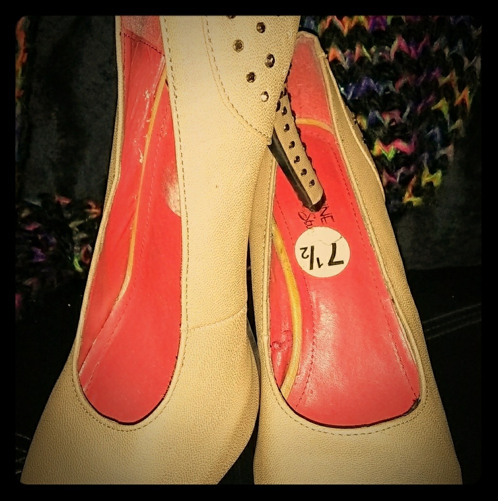 Madeline Stuart Pumps